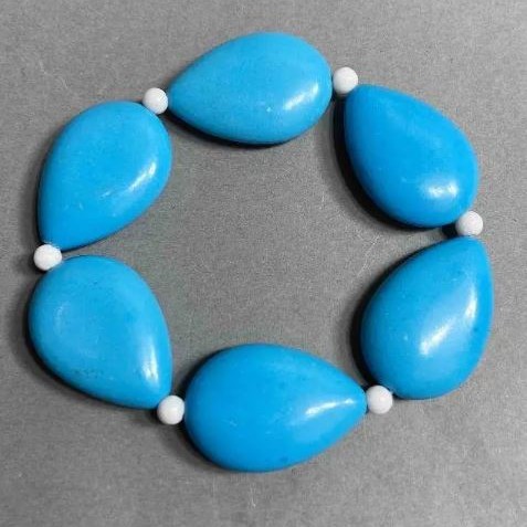 Bransoletka z turkusem (sztucznym) w kształcie kropli 28×20 mm+-, agat (sztuczny) kulka 4 mm+-, długość 18 cm+- elastyczna