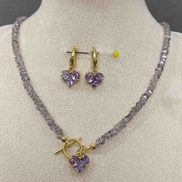 Zestaw biżuterii: kolczyki o długości około 24 mm i naszyjnik z kryształowymi koralikami o średnicy 4×2,5 mm, ozdobiony zawieszką w kształcie serca o wymiarze około 12 mm, długość 42 cm, zapięcie typu toggle