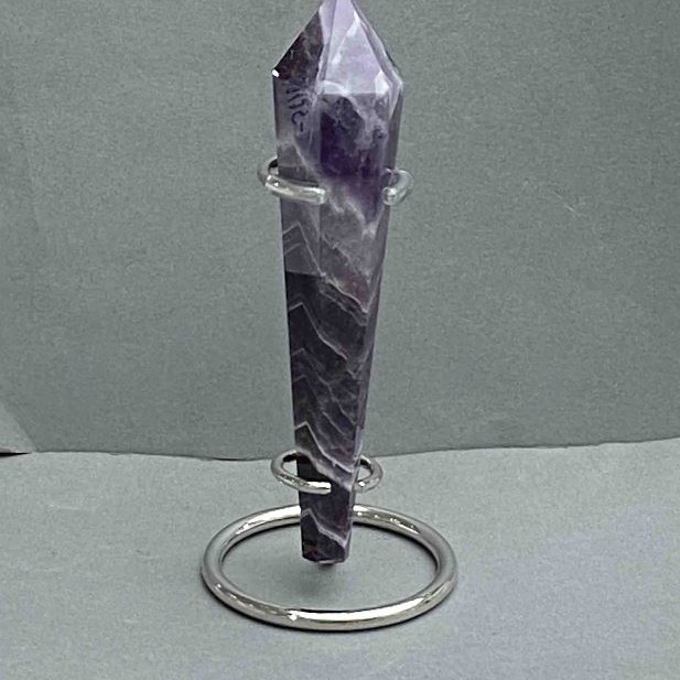 Pamiątkowy ołówek stożkowy z naturalnym ametystem i geodami, 136×28 mm ±, waga 120 g, z podstawką
