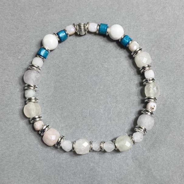 Bransoletka z howlitem – kuleczki 8 mm ±, fasetowane kostki górskiego kryształu 4 mm ±, 7 mm ±, z wstawkami, długość 18 cm ±, elastyczna