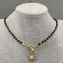 Choker z fasetowanymi kulkami granatu 4 mm ± i hematytu 2 mm ±, z wisiorkiem w kształcie słońca o średnicy około 20 mm ±, długość 37 cm ±, zapięcie typu toggle