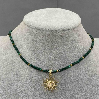 Choker z malachitu i hematitu, fasetowany sześcian 2 mm ±, hematyt wielokątny 2 mm ±, z wisiorkiem w kształcie słońca 20 mm ±, długość 36 cm ±, z przedłużającym łańcuszkiem