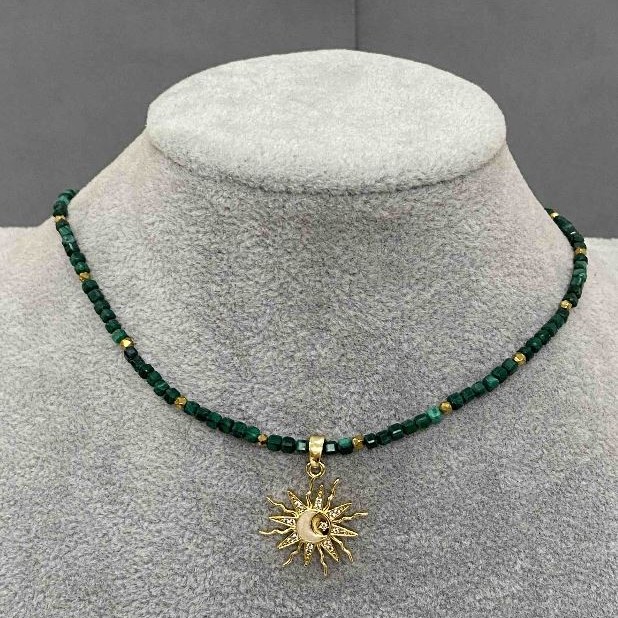 Choker z malachitu i hematitu, fasetowany sześcian 2 mm ±, hematyt wielokątny 2 mm ±, z wisiorkiem w kształcie słońca 20 mm ±, długość 36 cm ±, z przedłużającym łańcuszkiem