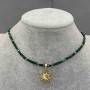 Choker z malachitu i hematitu, fasetowany sześcian 2 mm ±, hematyt wielokątny 2 mm ±, z wisiorkiem w kształcie słońca 20 mm ±, długość 36 cm ±, z przedłużającym łańcuszkiem