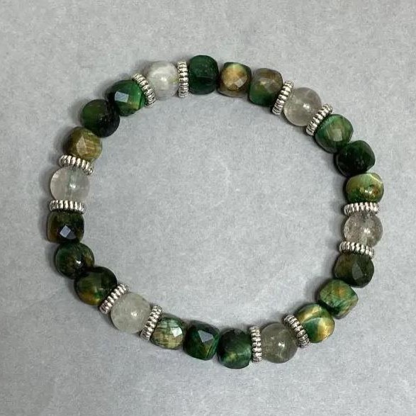 Bransoletka z Tygrysiego oka, fasetowany sześcian 7×7 mm ±, kulka z kwarcu rutylowego o średnicy 8 mm ±, z metalowymi wstawkami, długość 18 cm ±, elastyczna