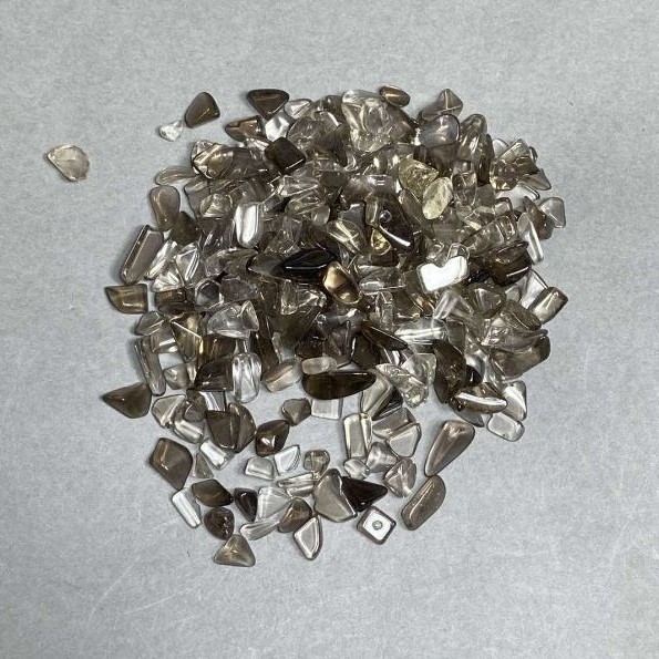 Drobiny naturalnego topazu dymnego bez otworu 2–12×3–5 mm± (za 100 g±)