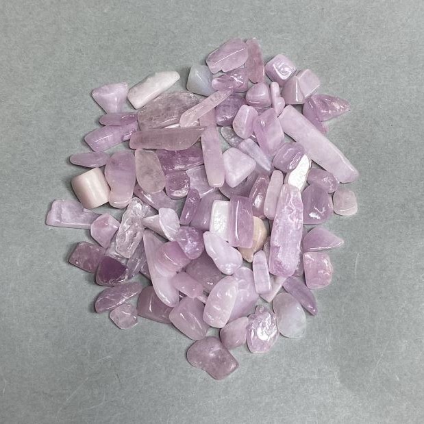 Naturalny kamień kunzytu, kawałek bez otworu 6-28×4-10 mm ± (za 100 g ±)