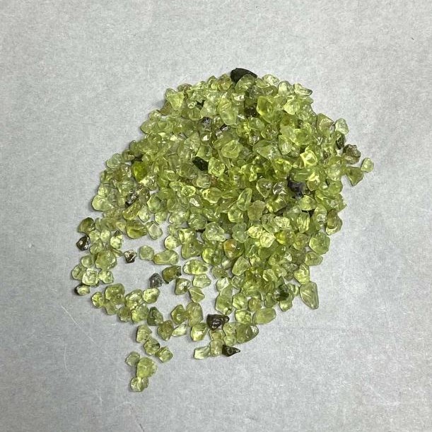 Naturalny kamień chryzolit, drobinki bez otworu, 2–4×2–3 mm ± (za 100 g ±)