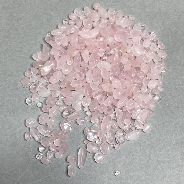 Naturalny kamień – różowy kwarc, odłamki bez otworu 3–10×3–4 mm ± (za 100 g±)