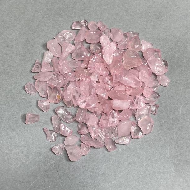 Naturalny kamień różowy kwarc – drobina bez otworu 6-16×4-8 mm ± (za 100 g ±)