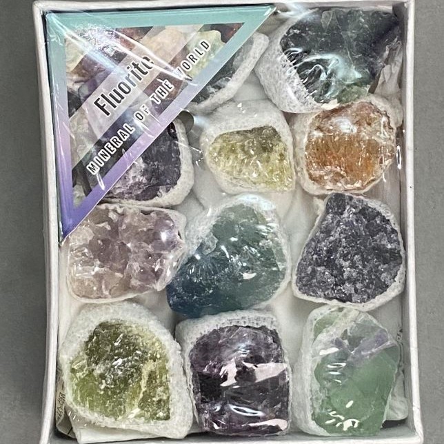 Fluoryt pamiątkowy – asortyment, wymiary (cena za pudełko) 9×8 cm+