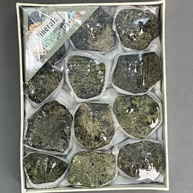 Kamień ozdobny epidot, asortyment, rozmiary 17×13 cm+ (cena za pudełko)