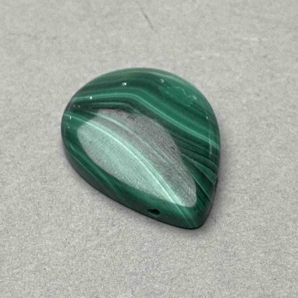 Wisiorek z malachitu w kształcie kropli 30×22 mm z bocznym otworem