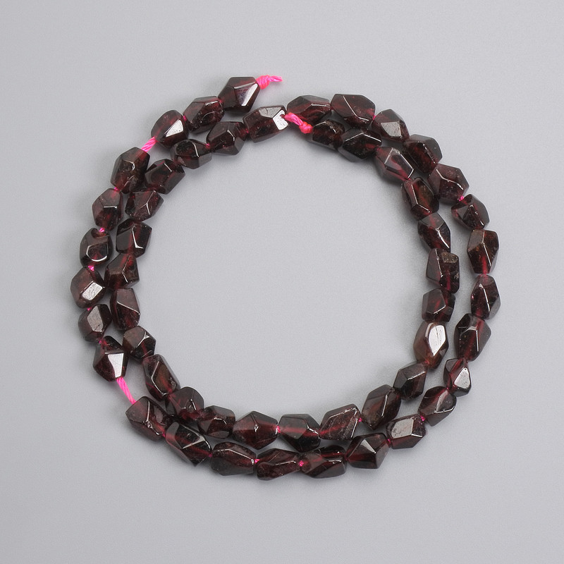 Koraliki granatu wielościenne 6–8 mm, 5×5–6 mm, długość 39 cm na nitce