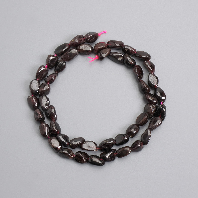 Koraliki granatu w kształcie galetów 8–12×5–6 mm, długość około 39 cm, na nitce
