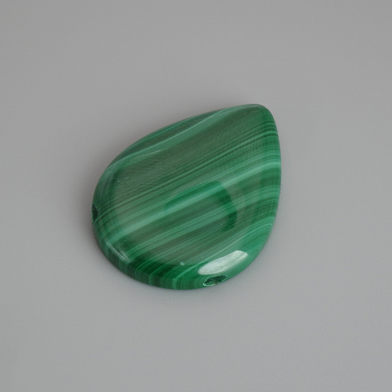 Wisiorek malachit kropla 30×22 mm ± boczny otwór z szerokiej strony