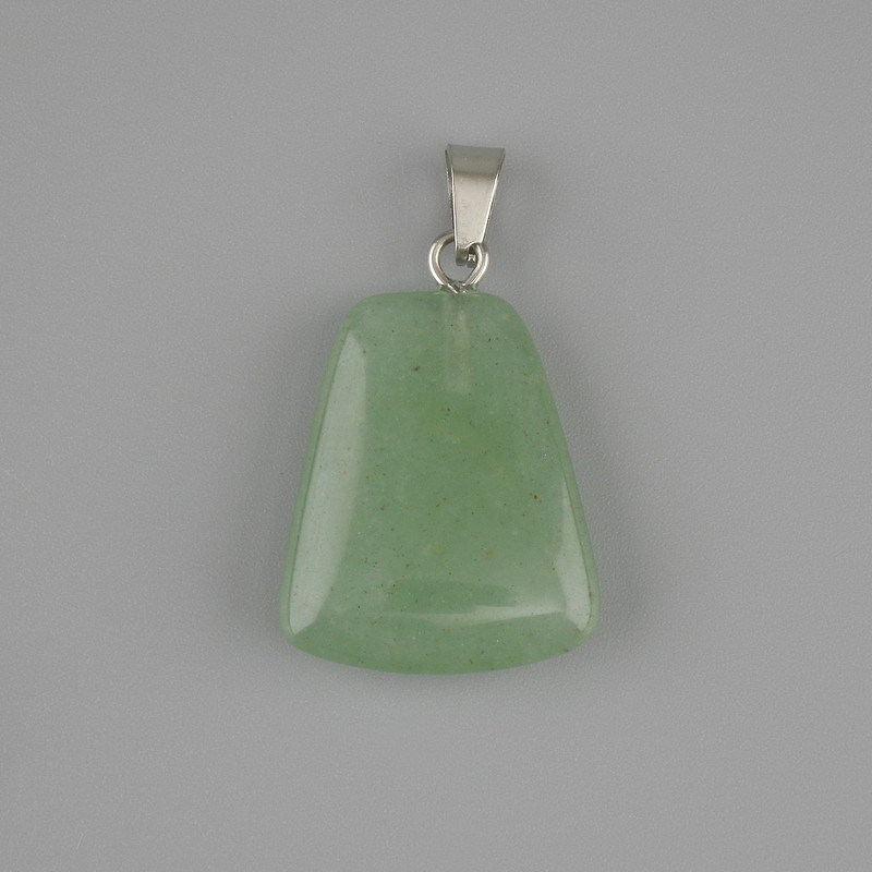Wisiorek z nefrytu w trapezowym kształcie 17×21 mm, długość około 30 mm