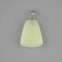Wisiorek z zielonego onyksu w kształcie trapezu 17×21 mm ±, długość 30 mm ±