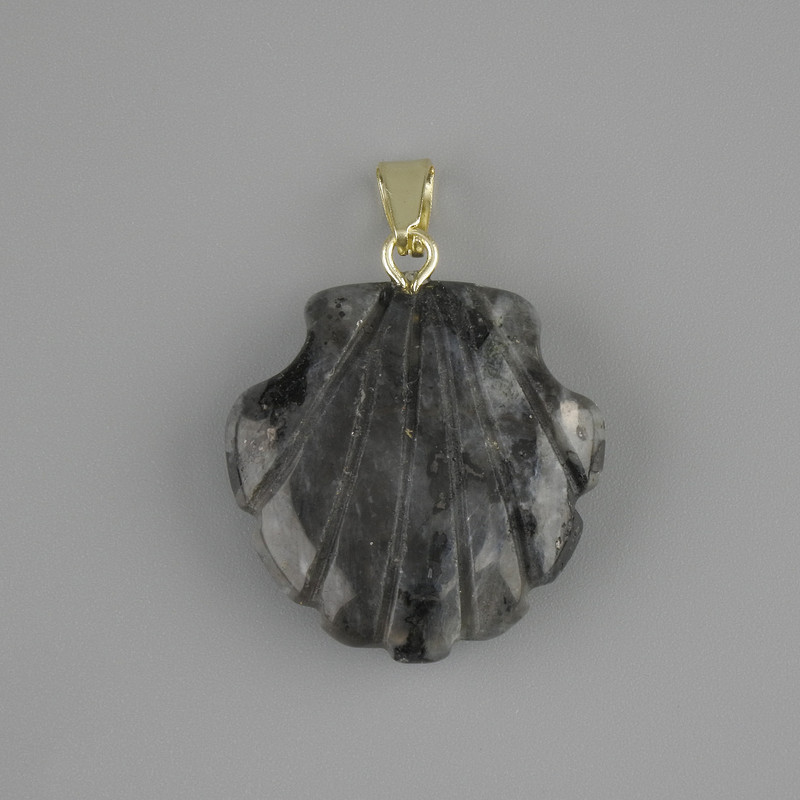 Wisiorek Muszla z larvikitu 22×22 mm±, długość 30 mm±
