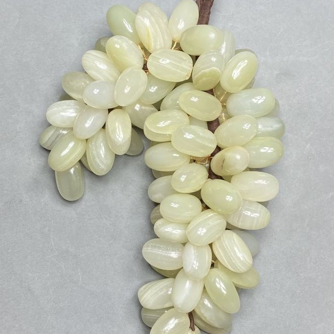 Dekoracyjna kiść winogron z naturalnego onyksu, z elastyczną podstawą, średnica 21–25 mm ± wymiary ~20×11×6 cm+