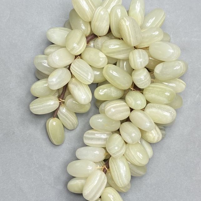 Dekoracyjna kiść winogron (giętka) z naturalnego onyksu, średnica 21–25 mm ± rozmiary ~20×10, 5×7 cm+