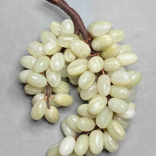 Dekoracyjna kiść winogron (giętkie) z naturalnego onyksu, średnica 21-25 mm ± rozmiary ~20×15×7 cm+