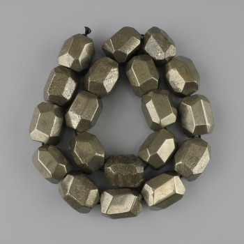 Koraliki pirytu, wielokątne, 20–21×15–17 mm, długość 39 cm na nici
