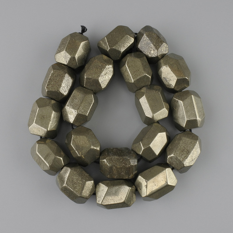 Koraliki pirytu, wielokątne, 20–21×15–17 mm, długość 39 cm na nici