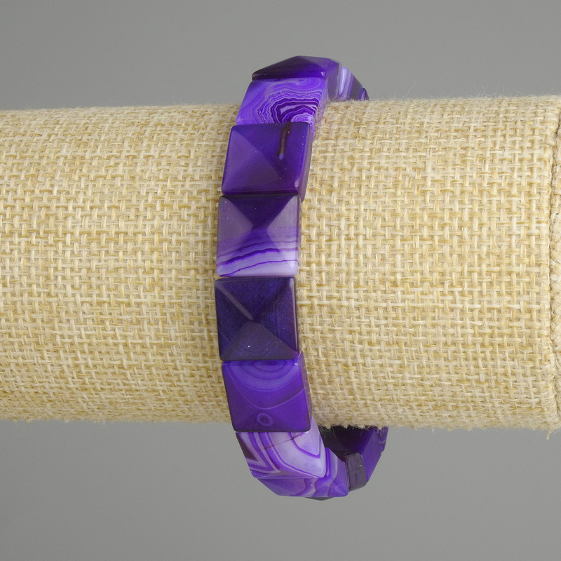 Bransoletka z fioletowego agatu, fasetowana, kwadratowa, o wymiarach 12×12 mm ±, długość 18 cm ±, elastyczna