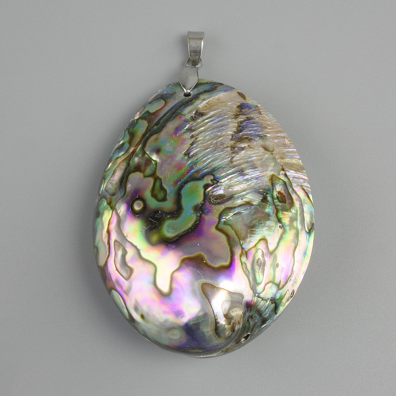Wisiorek z muszli haliozytu (tylna strona z perłowym połyskiem), średnica 60×41 mm±, długość 75 mm±, metal srebrny
