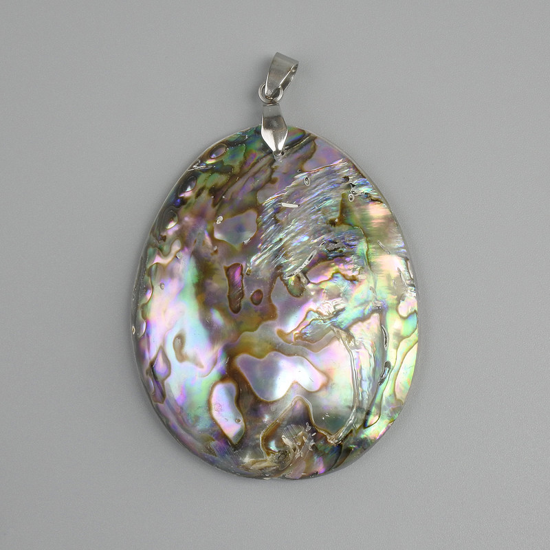 Wisiorek dwustronny, o trójwymiarowej formie muszli Haliozyt, średnica 56×43 mm, długość 68 mm ±, metal srebrzysty
