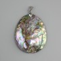 Wisiorek dwustronny, o trójwymiarowej formie muszli Haliozyt, średnica 56×43 mm, długość 68 mm ±, metal srebrzysty