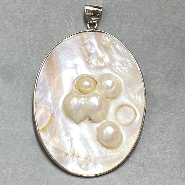 Wisiorek z naturalnej masy perłowej z barokowymi perłami, owalny, średnica 60×46 mm ±, długość 72 mm ±, metal srebrzysty