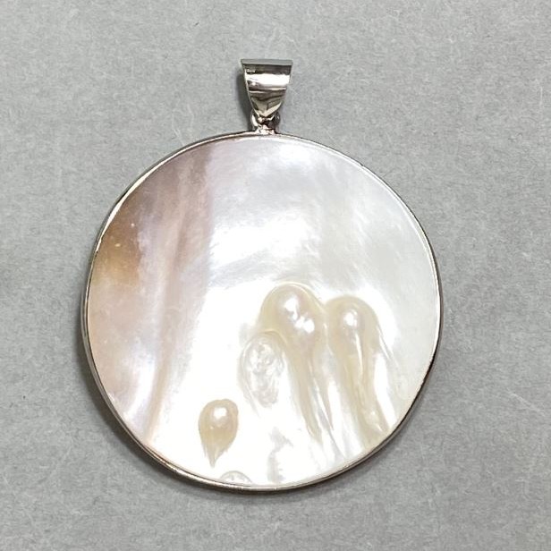 Wisiorek naturalny z masy perłowej z barokowymi perłami, średnica 50 mm ±, długość 60 mm ±, metal w kolorze srebra