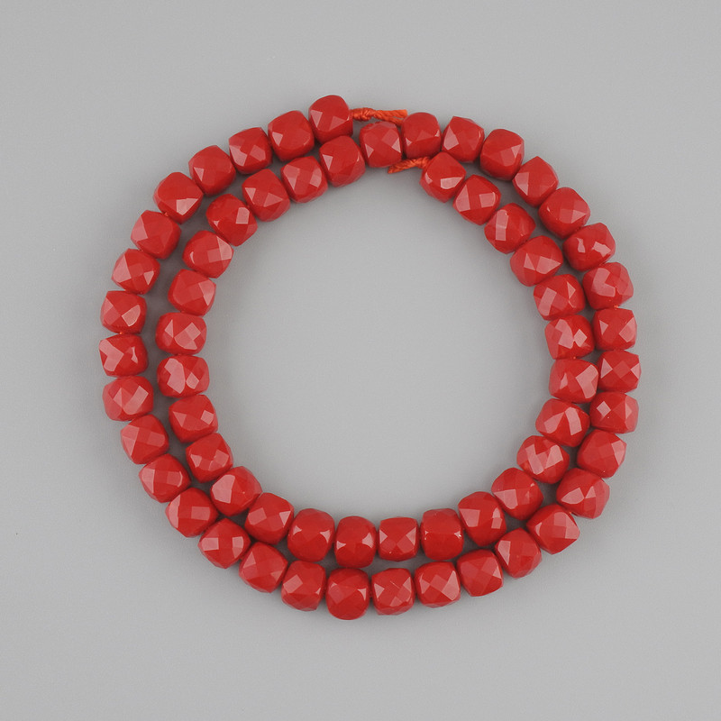 Koralowe koraliki fasetowane w kostki, wymiary 6×6 mm, długość 39 cm na nitce