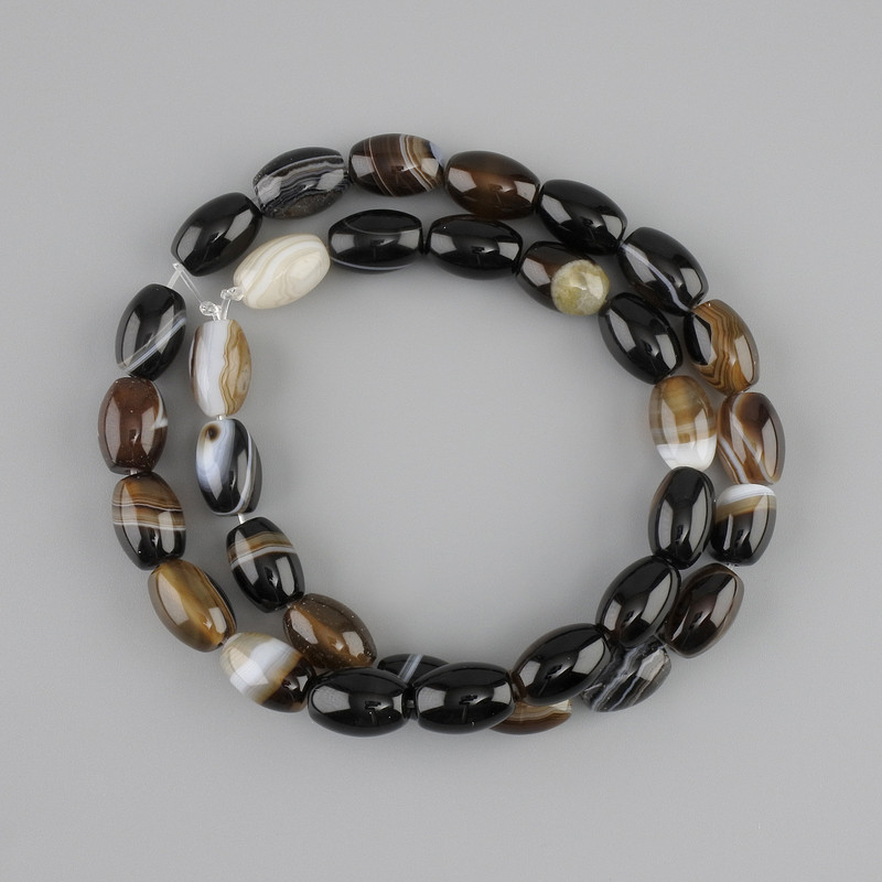 Koraliki agat w ziarnach, średnica 11,5–12×7,5–8 mm, długość ok. 39 cm, na nici