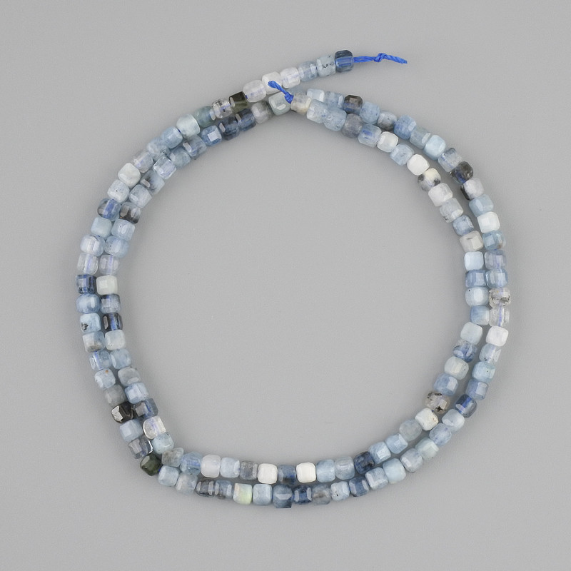 Koraliki z kianitu, fasetowane kostki 3×3 mm, długość 39 cm ±