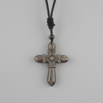 Wisiorek Krzyż z obsydianu srebrzystego, wymiary około 47×36 mm ±, na czarnym sznurze z regulacją długości, długość 78 cm+