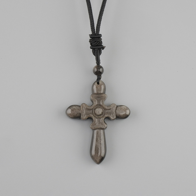 Wisiorek Krzyż z obsydianu srebrzystego, wymiary około 47×36 mm ±, na czarnym sznurze z regulacją długości, długość 78 cm+