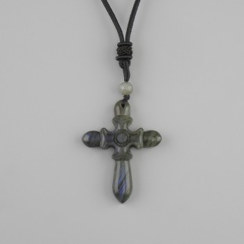 Wisiorek Krzyż z labradorytem, średnica 47 × 36 mm ±, na czarnym sznurku z regulacją długości, długość 78 cm+