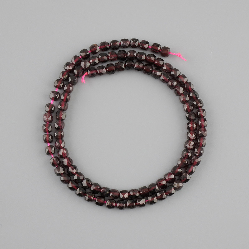 Koraliki granatu — naturalny kamień, oszlifowane kostki 4×4 mm, długość 39 cm