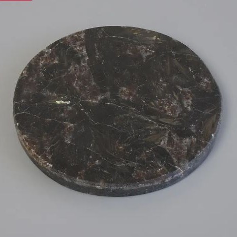 Pamiątkowa płytka z naturalnego kamienia Nuumit, średnica 103×10 mm+- (Cena za 100 g)