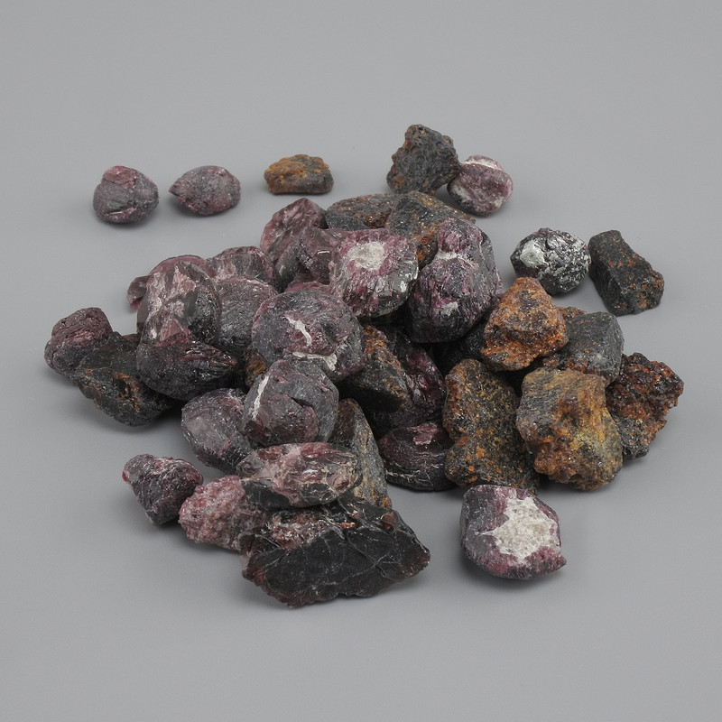 Granat naturalny nieoszlifowany, wymiary 7–23 × 7–13 × 6–11 mm ± (różne rozmiary) (Cena za 100 g)