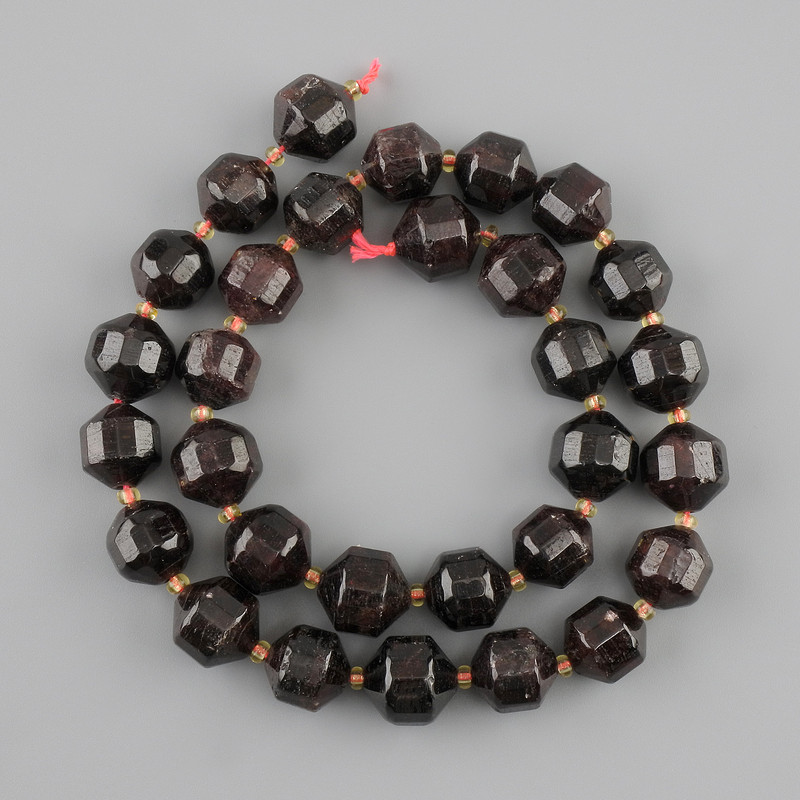 Koraliki granatu wielokątne, średnica 12×11-11 mm, 5 mm ±, długość 40 cm ± na nici