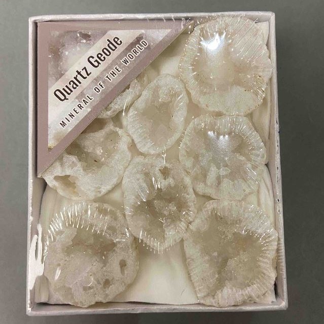 Geoda kwarcowa – asortyment kamieni pamiątkowych, wymiary (cena za pudełko) 9,5×8 cm+