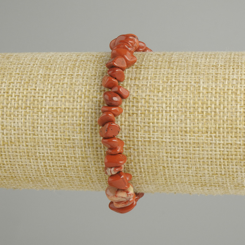 Bransoletka z czerwonego jaspisu – drobne kawałki, średnica 6–11×3–5 mm ±, długość 18 cm ±, na elastycznej gumce