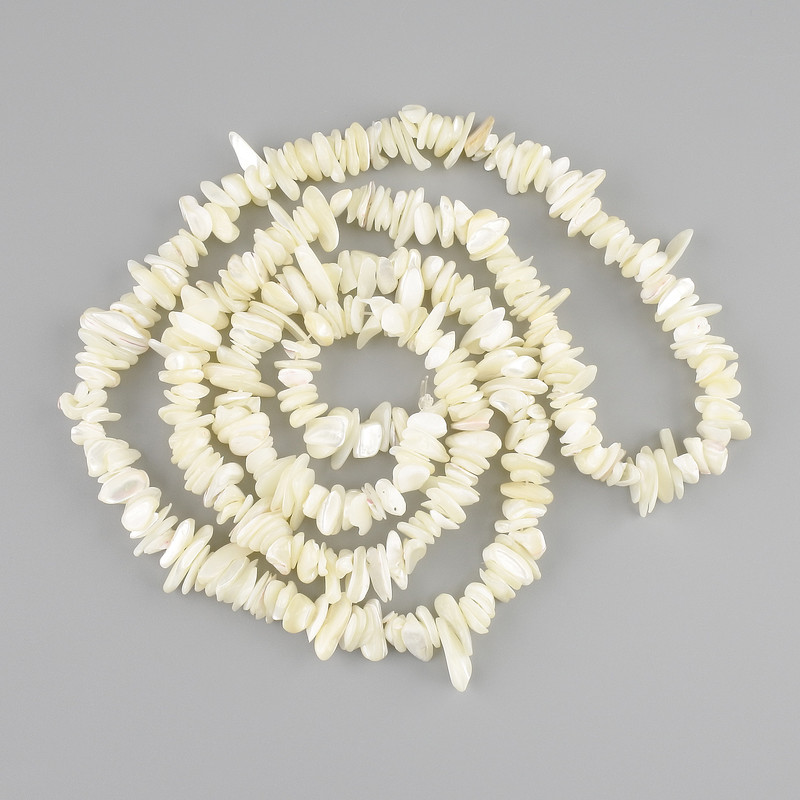 Koraliki z masy perłowej – kruszka 7-18×2-4 mm ±, długość 79 cm
