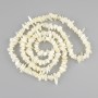 Koraliki z masy perłowej – kruszka 7-18×2-4 mm ±, długość 79 cm
