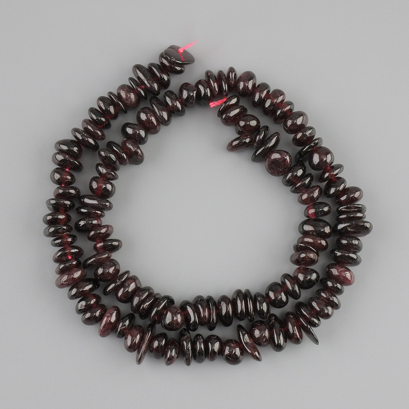 Koraliki granatu – kawałki 7–11×3–5 mm ±, długość 40 cm ±