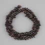 Koraliki granatu – kawałki 7–11×3–5 mm ±, długość 40 cm ±